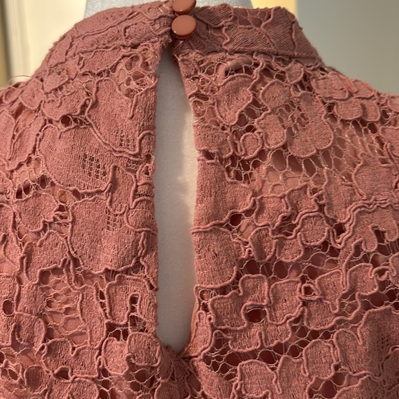 Rose & Olive Lace Sleeveless Top Rose Color Size Medium - Picture 3 of 3